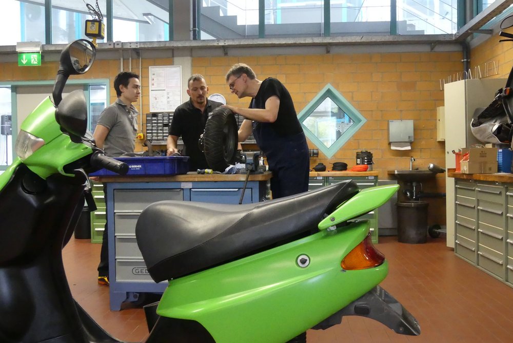 MdL Thomas Hentschel (rechts) mit den Lehrern Benjamin Doehrer (Mitte) und Philipp Henzler beim Roller-Umbau